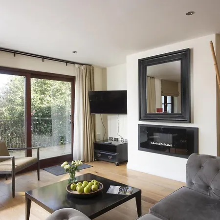 23, Hustyns, Nr Holiday home *